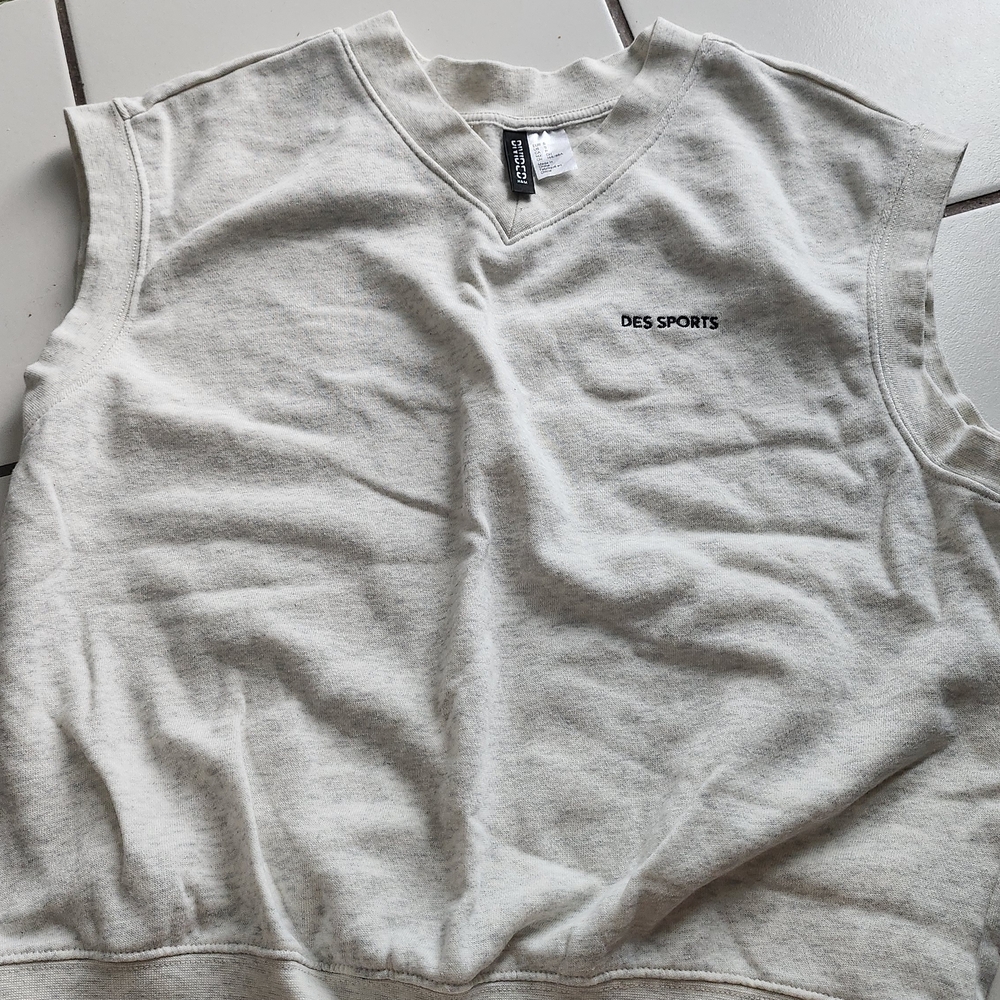 H&M Cream Sleeveless V-Neck Pullover with 'DES SPORTS' Embroidery